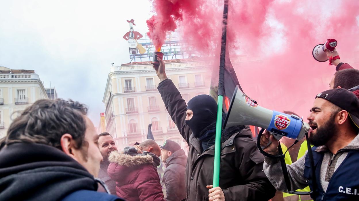 Manifestación de los taxistas, ayer, en la Puerta del Sol