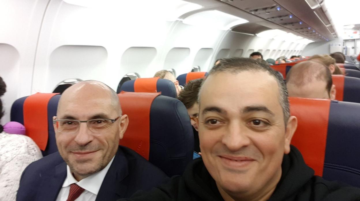 Elpidio Silva y Tito Álvarez, en el avión camino a Bruselas