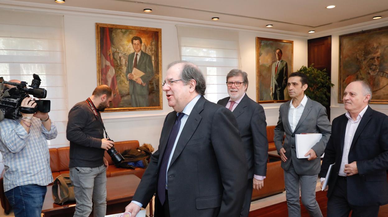 Herrera, junto a los responsables de los sindicatos CC.OO. y UGT en Castilla y León y el presidente de Cecale