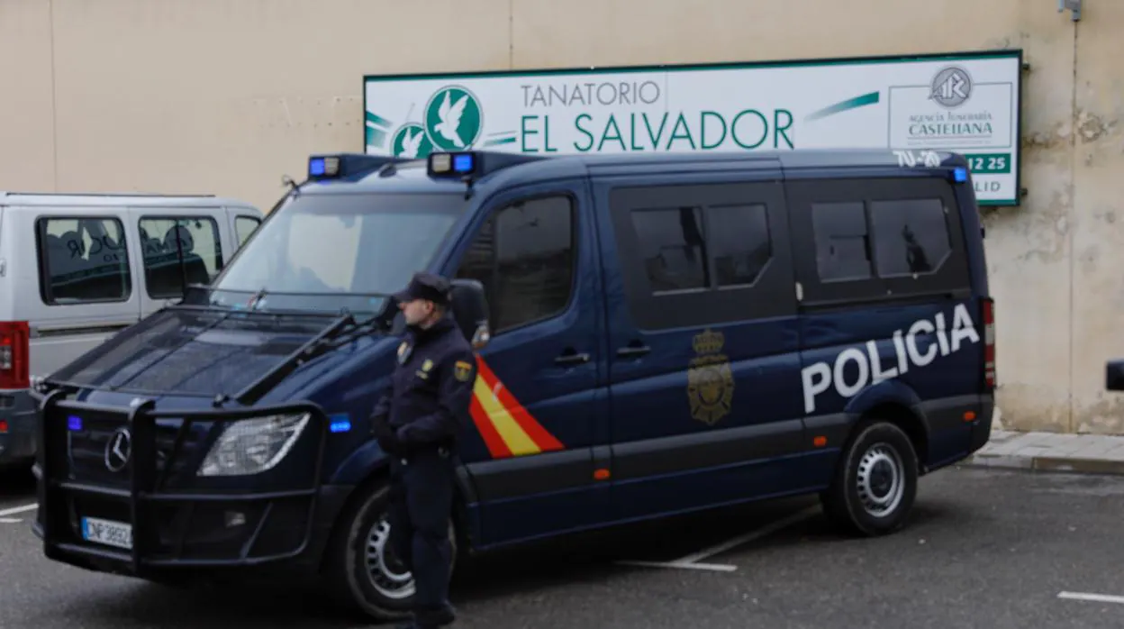 Efectivos de la Policía Nacional están ahora mismo registrando las sedes del tanatorio El Salvador