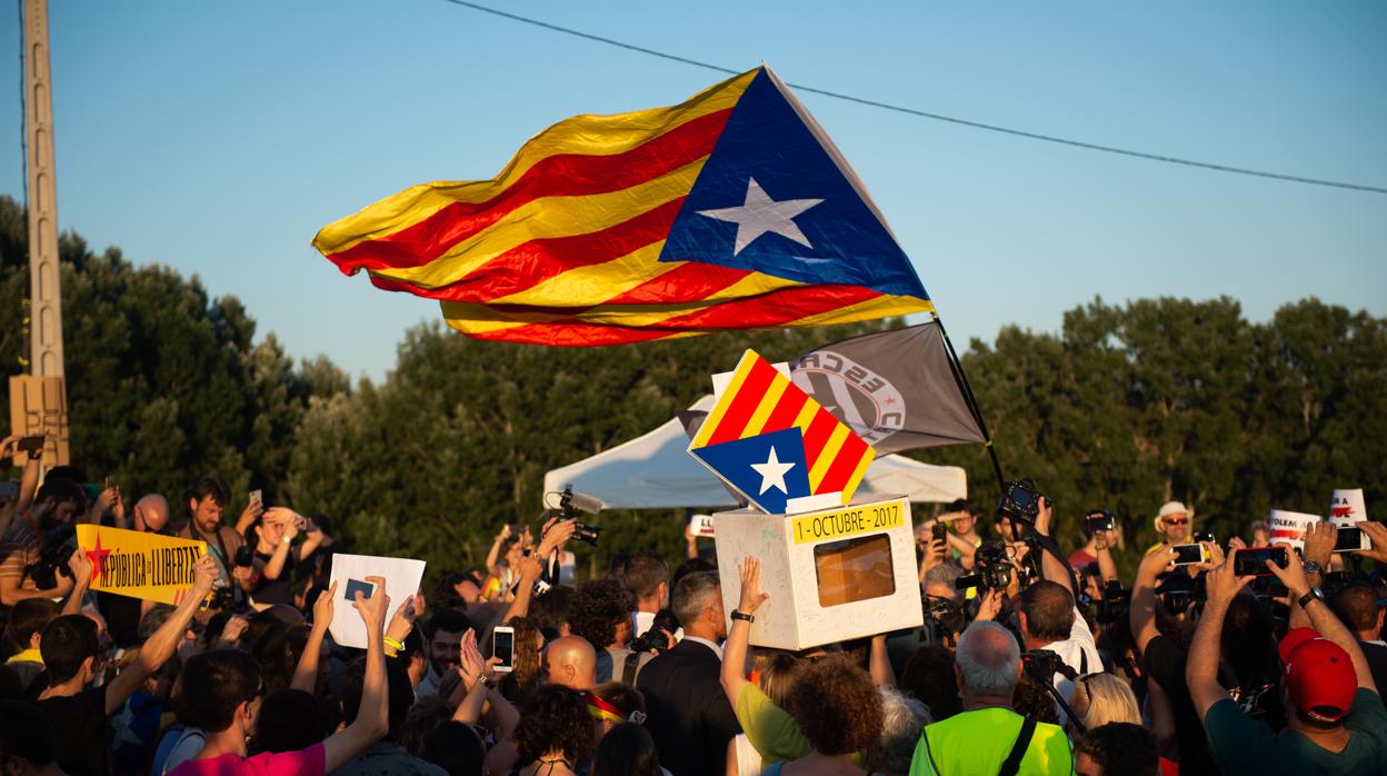 Manifestantes independentistas en Lledoners