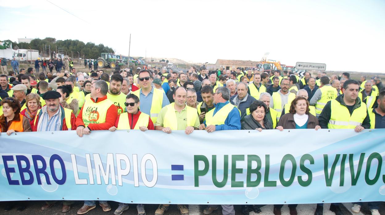 Pancarta que encabezó la manifestación que ha tenido lugar en Quinto