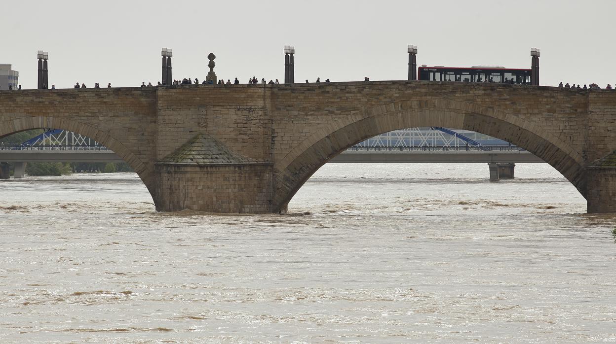 El Ebro, a su paso por Zaragoza capital. Ni cinco días de tregua ha dado el río desde su última crecida