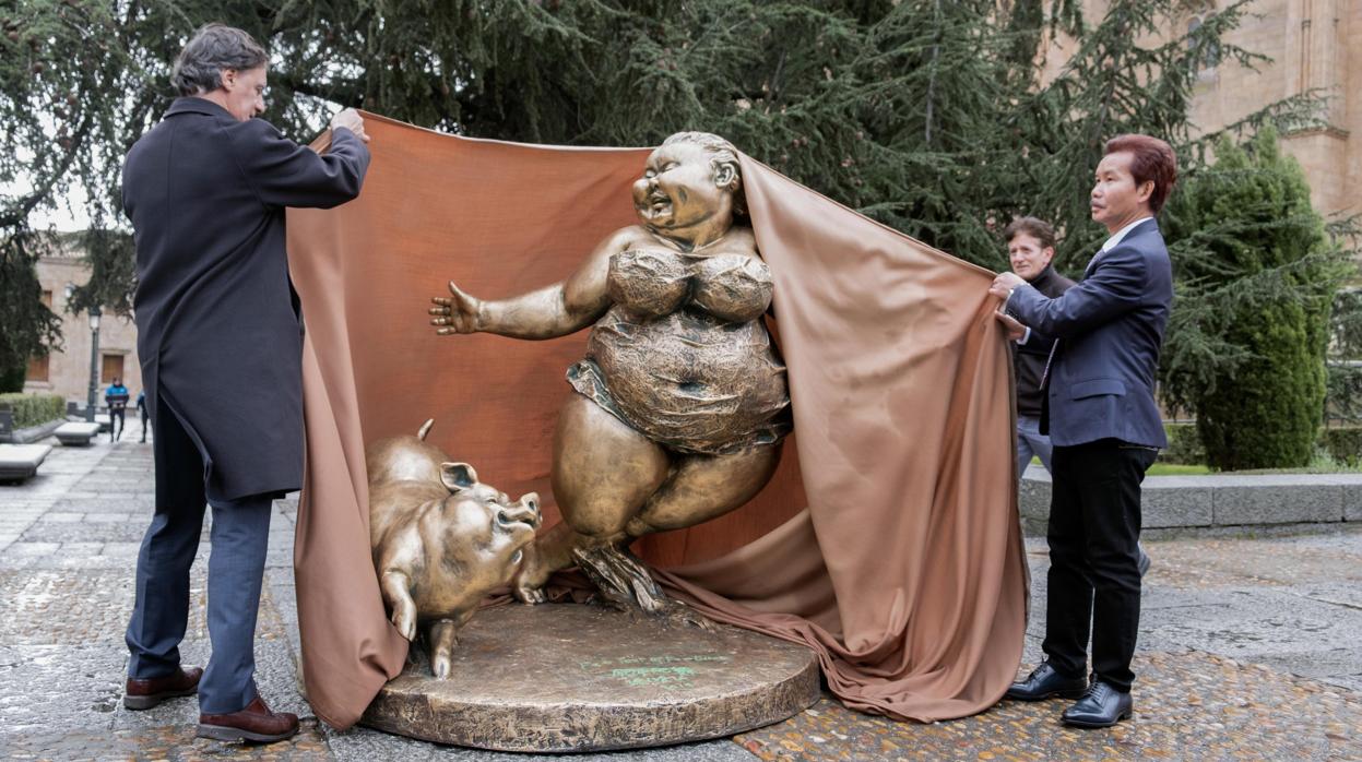 El alcalde de Salamanca, Carlos García Carbayo, y el artista chino Xu Hongfei, este jueves durante la inauguración