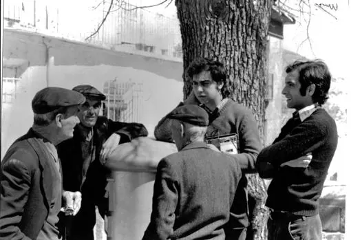 Fernando, magnetófono en mano, escuchando a los informantes en Alcaraz (Albacete), donde comenzó «El romance de El Pernales»