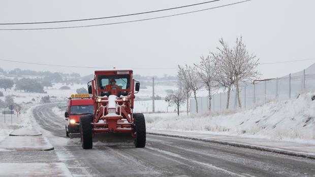 La nieve obliga a embolsar caminones en la A-52 a la altura de Sanabria