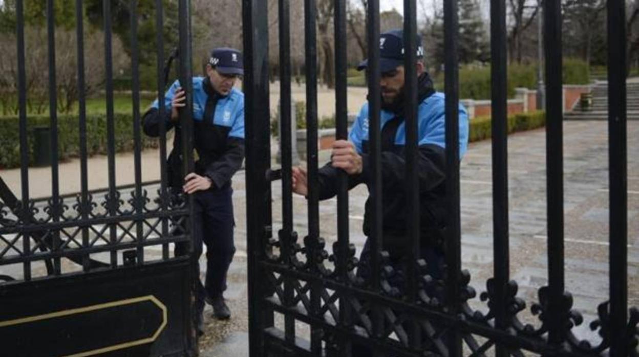 El Ayuntamiento de Madrid cierra El Retiro por fuertes rachas de viento