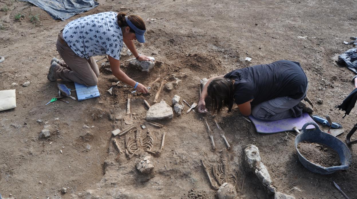 Los arqueólogos de Argea, examinan dos de los cuerpos encontrados