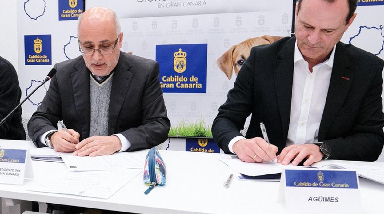 Antonio Morales y Óscar Hernández en la firma de un convenio el pasado mes de enero
