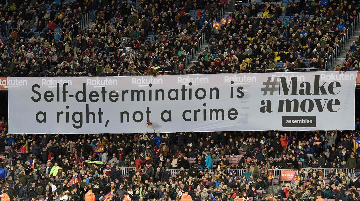 Imagen de la pancarta desplegada este sábado en el Camp Nou