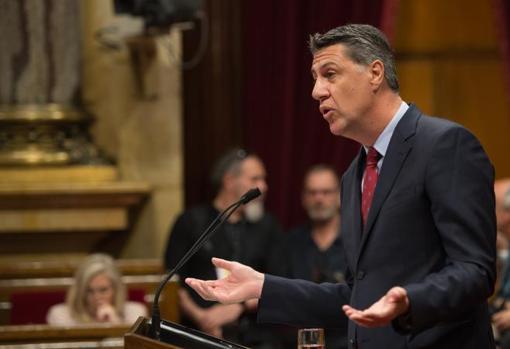 García Albiol, en el atril del Parlament durante un pleno