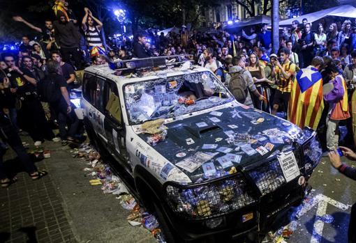 Un coche de la Guardia Civil destrozado en el asalto a la Consejería de Economía