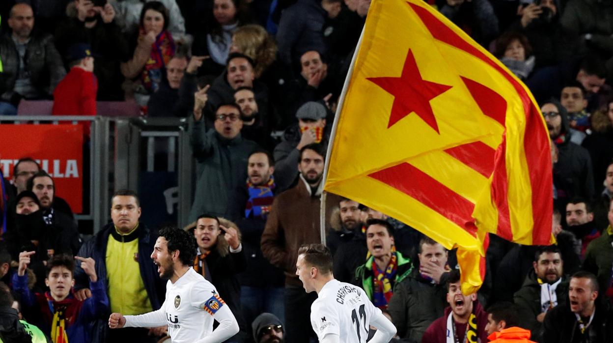 Bandera independentista exhibida en el Camp Nou en el partido entre el Barça y el Valencia