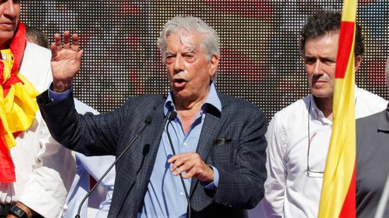 Vargas Llosa, durante la manifestación posterior al referéndum ilegal en Barcelona