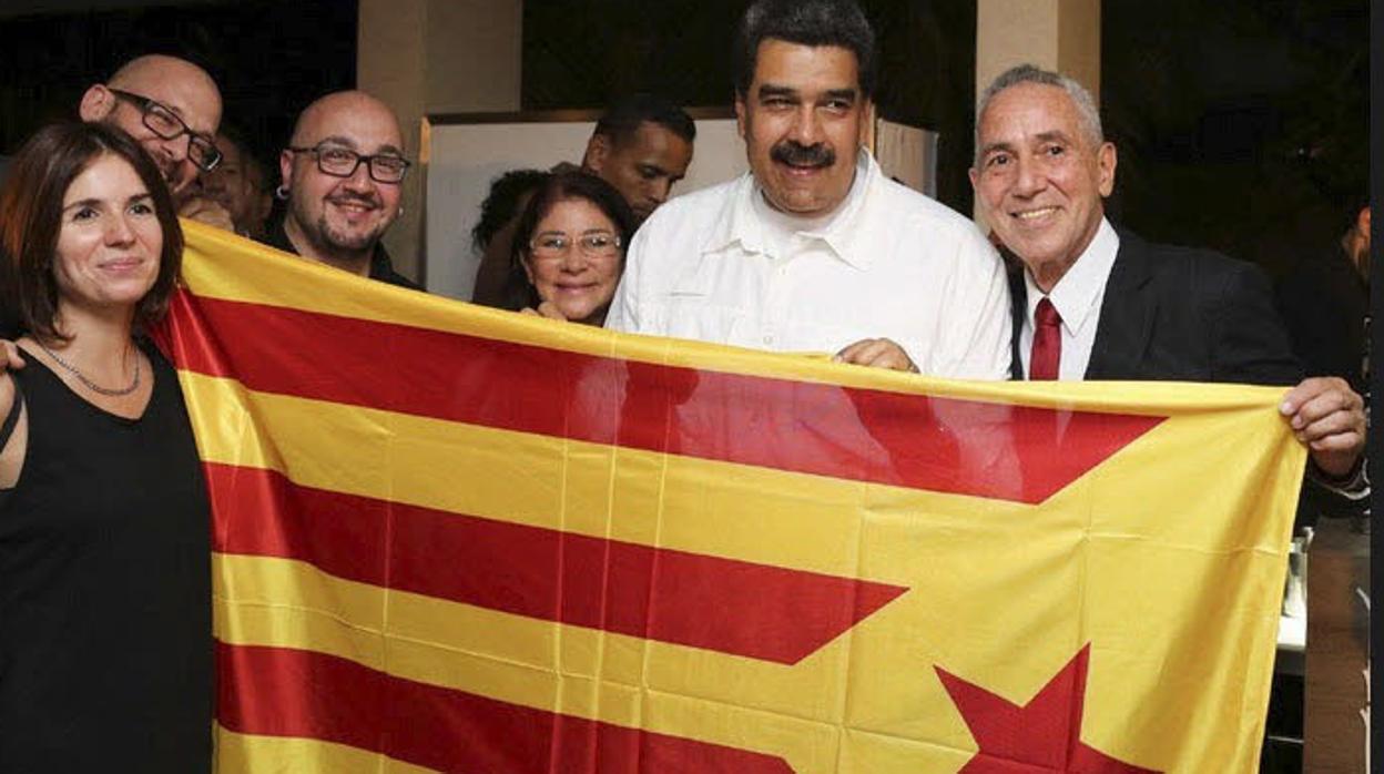 Nicolás Maduro, fotografiado en Caracas con una "estelada" junto a varios activistas de la izquierda independentista