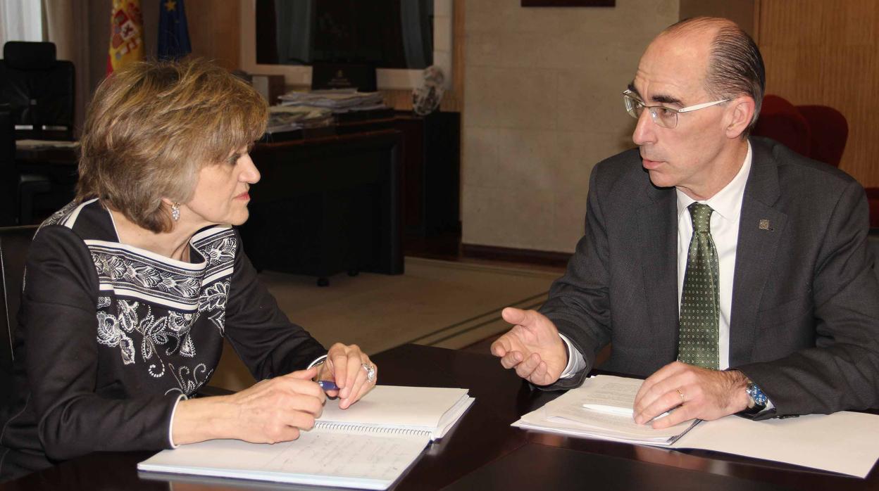 El conselleiro de Sanidade, este lunes, durante la reunión con la ministra María Luisa Carcedo