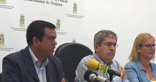 Camón, primero por la izquierda, con el alcalde del sur grancanario, Marco A. Pérez