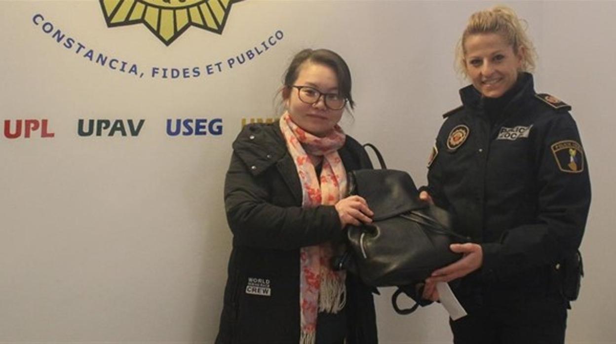 La mujer tras recuperar su bolso entregado por una agente de la Policía Local de Alaquàs