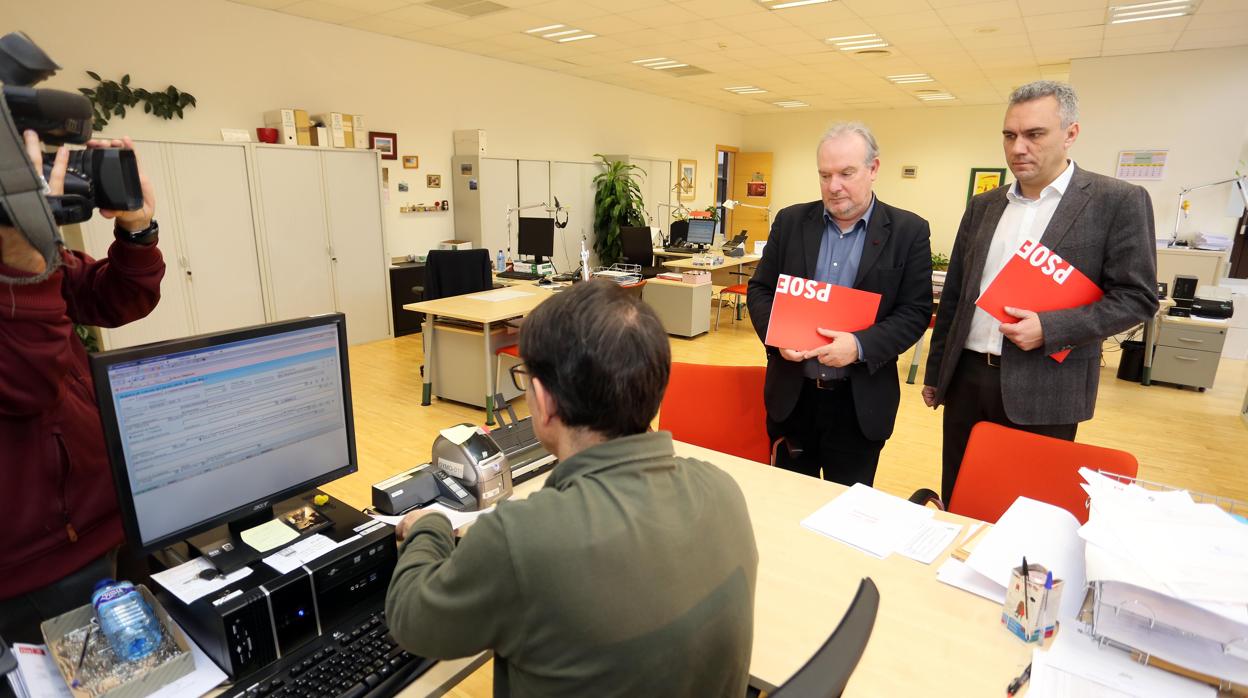 Martín e Izquierdo, cuando registraron su petición en las Cortes