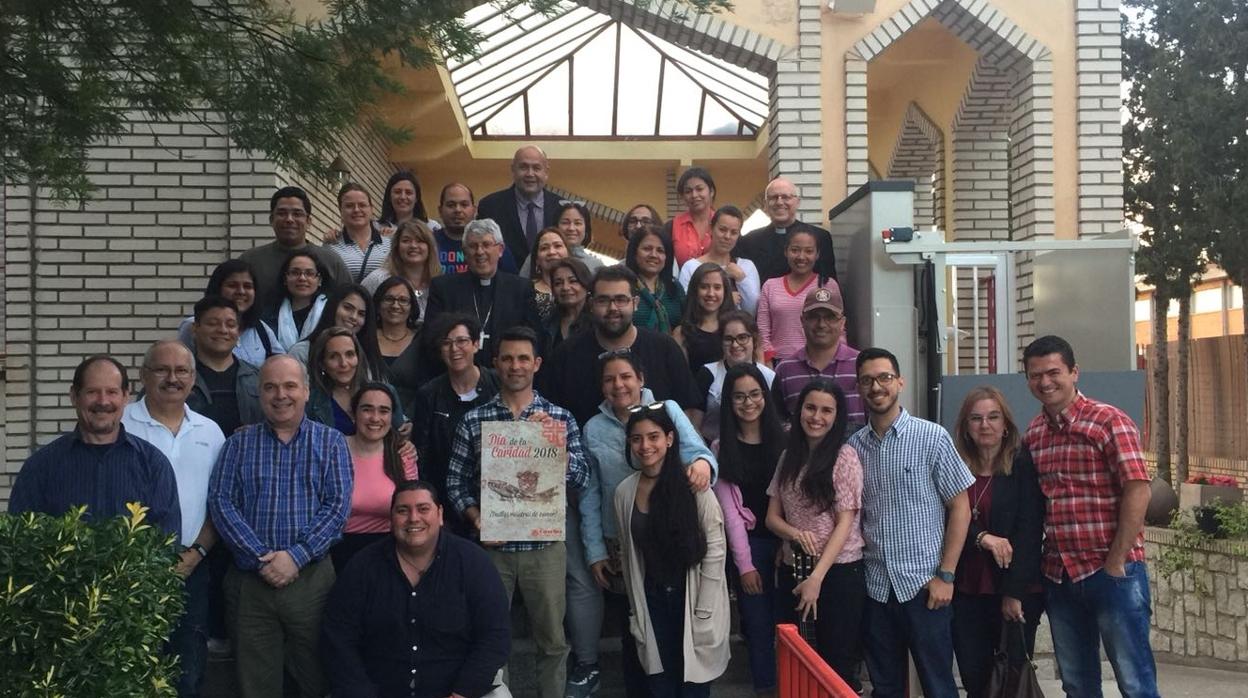 En la imagen del pasado mes de mayo, el arzobispo Braulio Rodríguez durante un encuentro que celebró con más de medio centenar de venezolanos que viven en Toledo para mostrarles el apoyo y el consuelo de la Iglesia