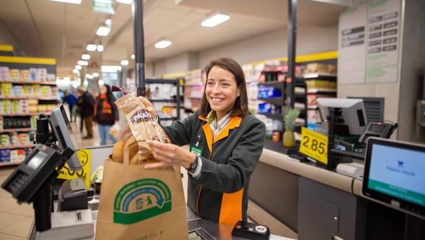 Mercadona retirará en marzo las bolsas de plástico de sus supermercados de Castilla y León