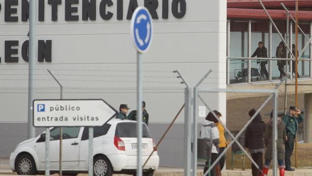 Detenidos cinco reclusos de Mansilla y Valdemoro por radicalizar a islamistas presos para el Daesh