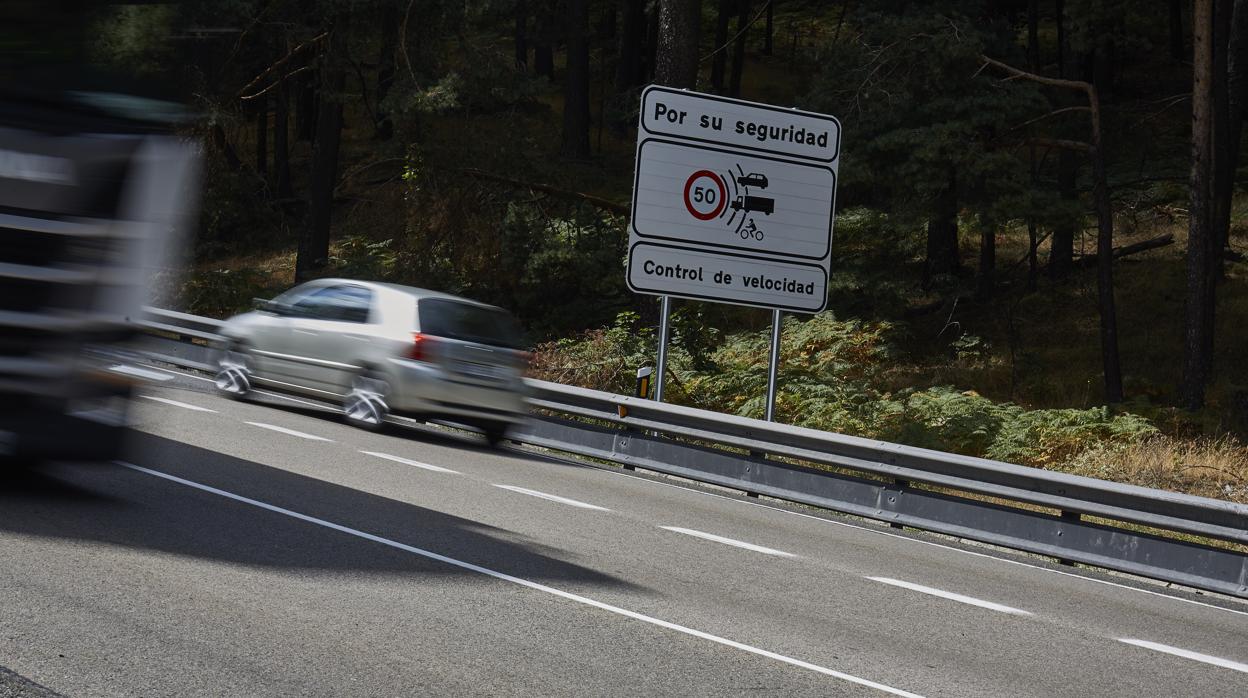 Un aviso de control de velocidad en carretera