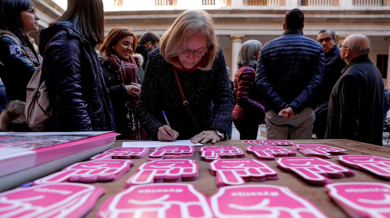 Imagen de la recogida de firmas de la campaña que ha arrancado este martes en Valencia