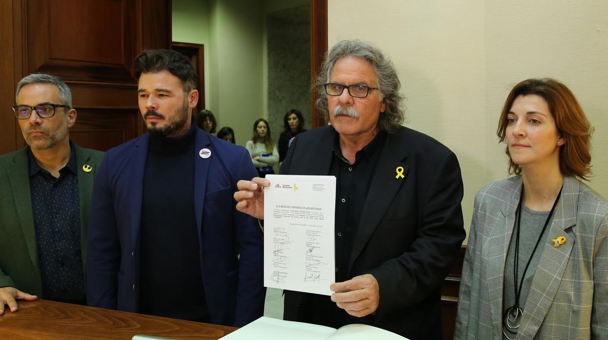 Los portavoces en el Congreso de ERC Joan Tardà y Gabriel Rufián registran la enmienda a la totalidad a los Presupuestos