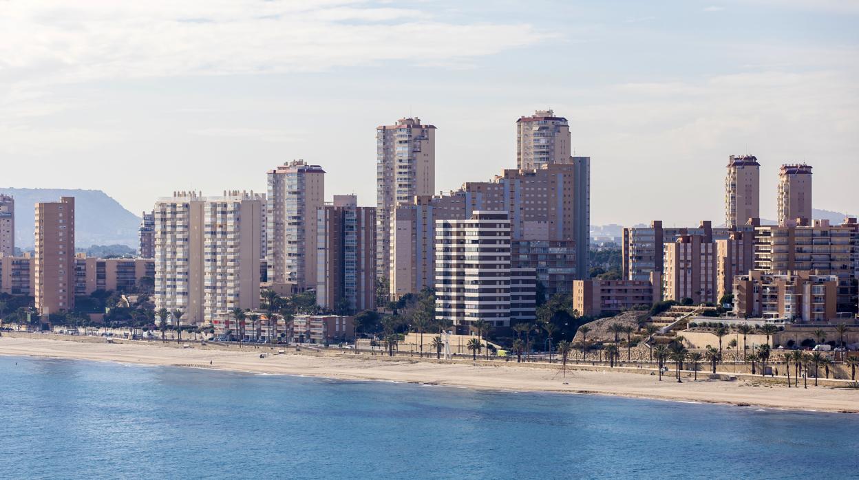 Vista de la playa de San Juan donde se encuentra el Hotel Sidi, donde han sido halladas las bombonas