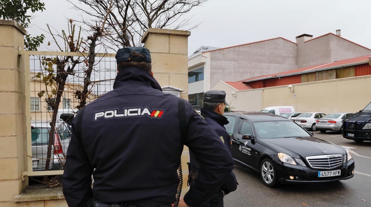 Un coche de la funeraria investigada sale de sus instalaciones en Valladolid