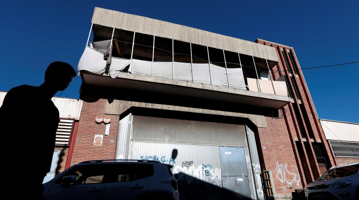 La nave abandonada está situada en el polígono industrial de Can Feu de la localidad