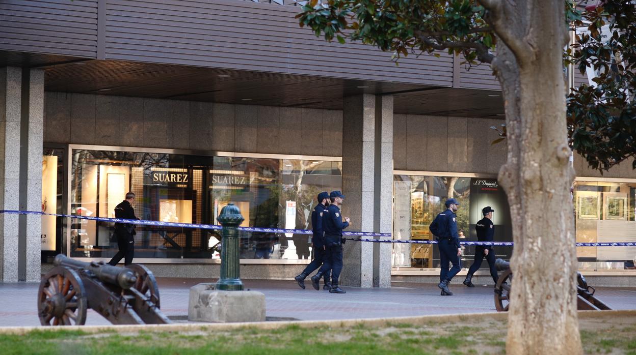 Decenas de agentes de la Policía Nacional han blindado el perímetro y bloqueado todos los accesos al edificio