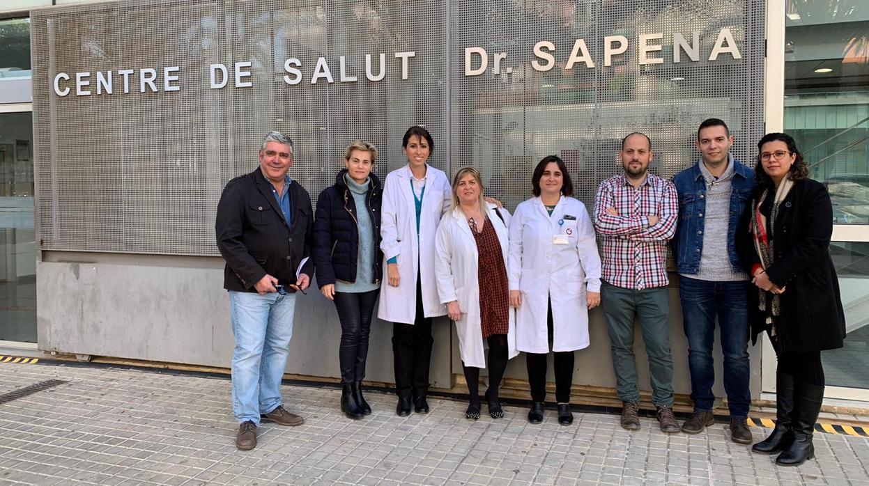 Imagen de la concentración de médicos y profesionales sanitarios frente a un centro de salud de Elche