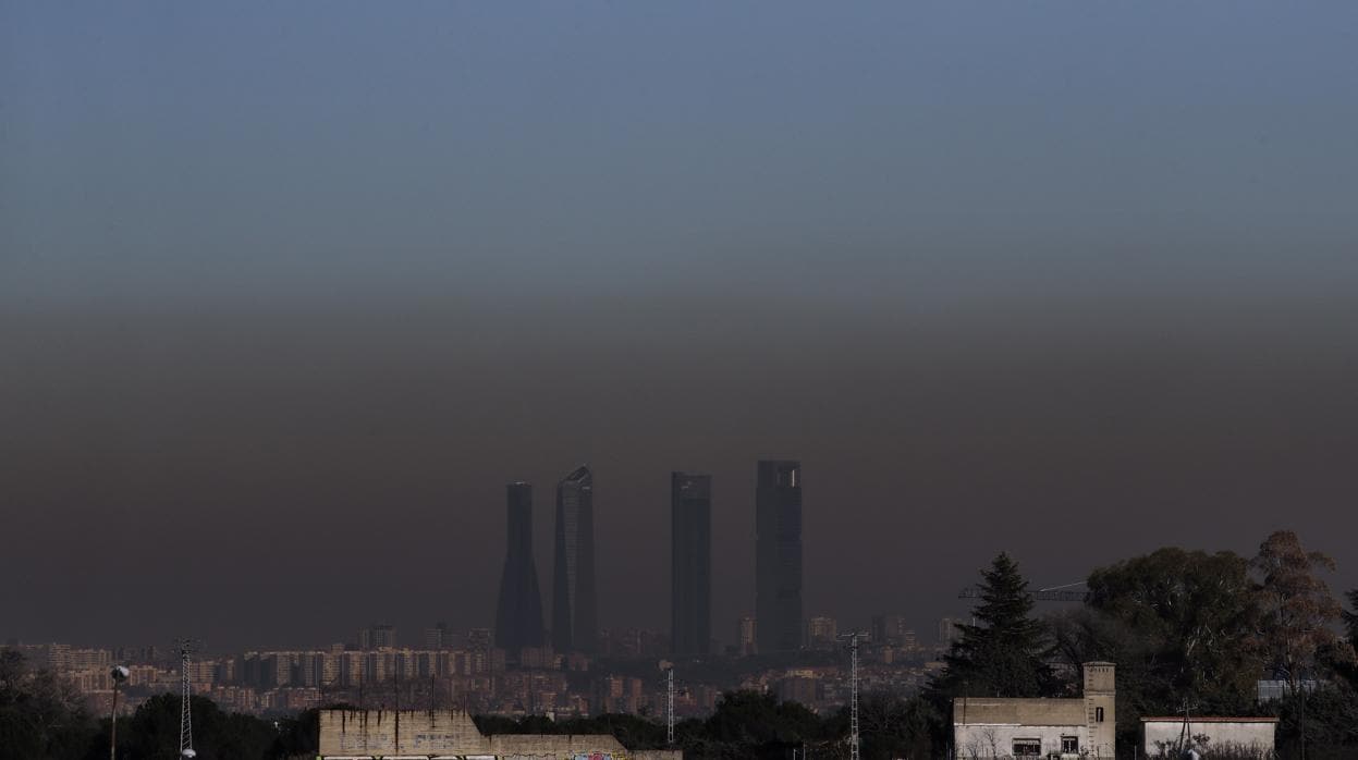 Boina de contaminación en Madrid, con los Cuatro Torres al fondo