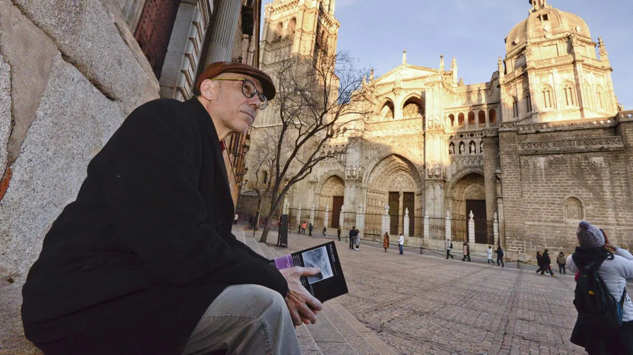 El escritor extremeño Eugenio Fuentes, sentado en las escaleras del palacio arzobispal de Toledo