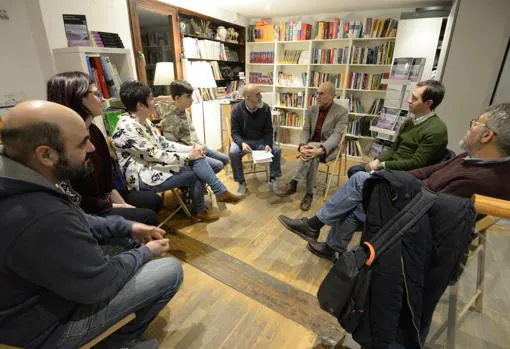 Encuentro del escritor Eugenio Fuentes con sus lectores en la Librería Hojablanca