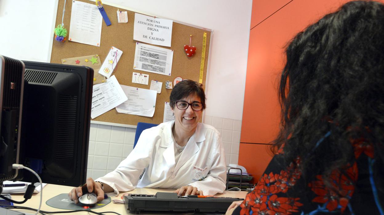 La doctora en su consulta este jueves, con una paciente