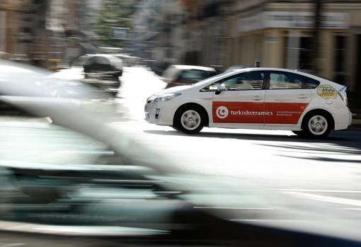 Imagen de un taxi circulando por la ciudad de Valencia