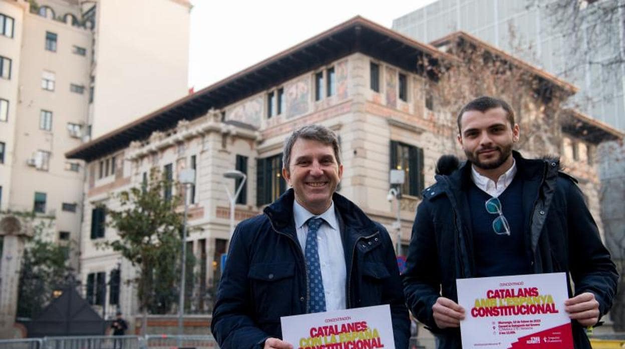 José Domingo y Josep Lago, frente a la Delegación del Gobierno en Barcelona