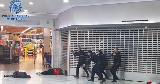 Un grupo de agentes entró por la puerta más cercana desde el exterior