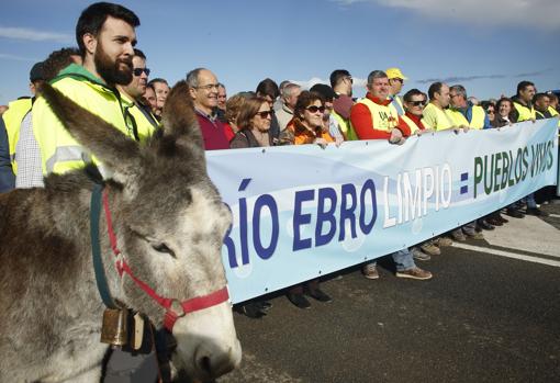 Manifestación que tuvo lugar en Quinto (Zaragoza) el 3 de febrero, para exigir la limpieza del Ebro y protestar por las riadas cada vez más frecuentes que sufren los pueblos ribereños