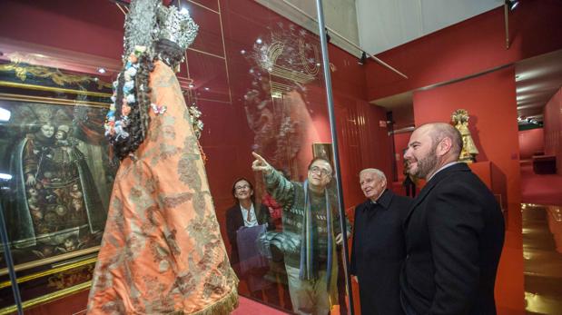 Un concurso de poesía dedicada a la Virgen de los Desamparados premia con un «besamanos»