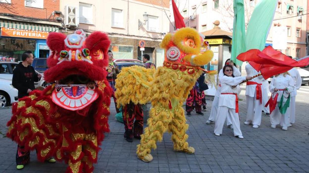 En la plaza de La Pilarica, ayer, la asociación de cantoneses ensaya la danza del león, que espantará la mala suerte