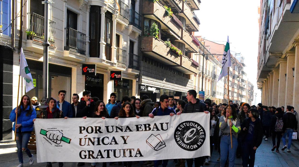 Estudiantes de Secundaria y Bachillerato secundaron ayer una huelga en defensa de una prueba única de la EBAU