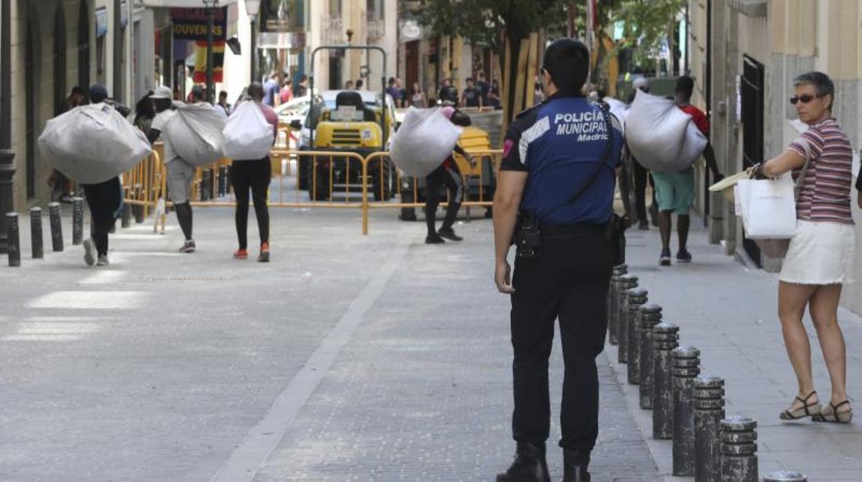 La presencia de un Policía Municipal hace a los manteros salir corriendo