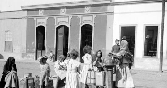 Búsqueda por mujeres y niños de agua a un pilar ubicado en Muelle Las Palmas