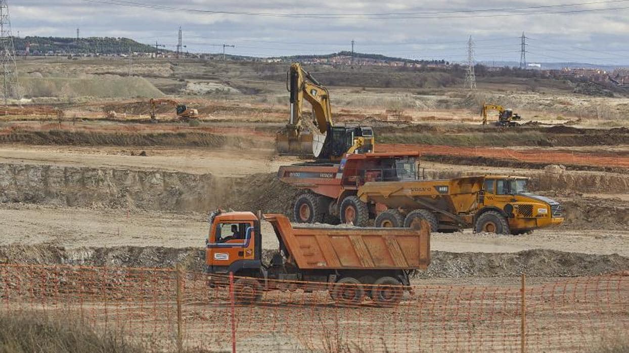 Las excavadoras comienzan los trabajos de urbanización del desarrollo de Los Ahijones