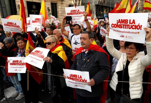 Centenares de personas se han concentrado en Barcelona en apoyo a la Constitución Española