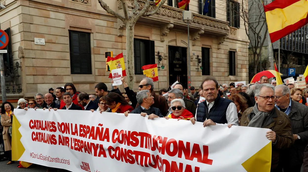 Cabecera de la manifestación frente a la Delegación del Gobierno en Barcelona, bajo el lema «Catalanes con la España constitucional»